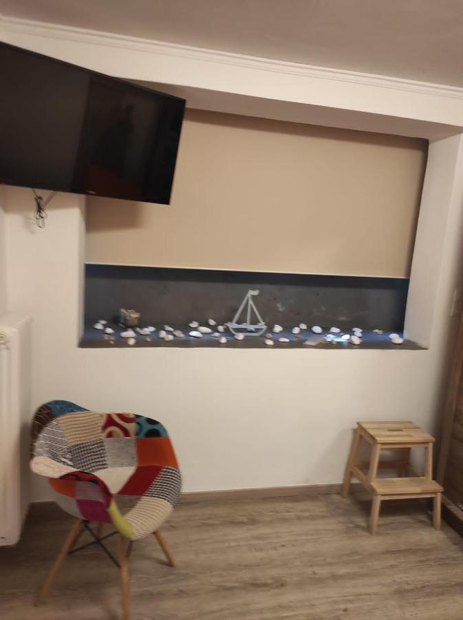 Stylish, Comfortable, Basement Loft-Like Apartment With Amenities Atenas Exterior foto